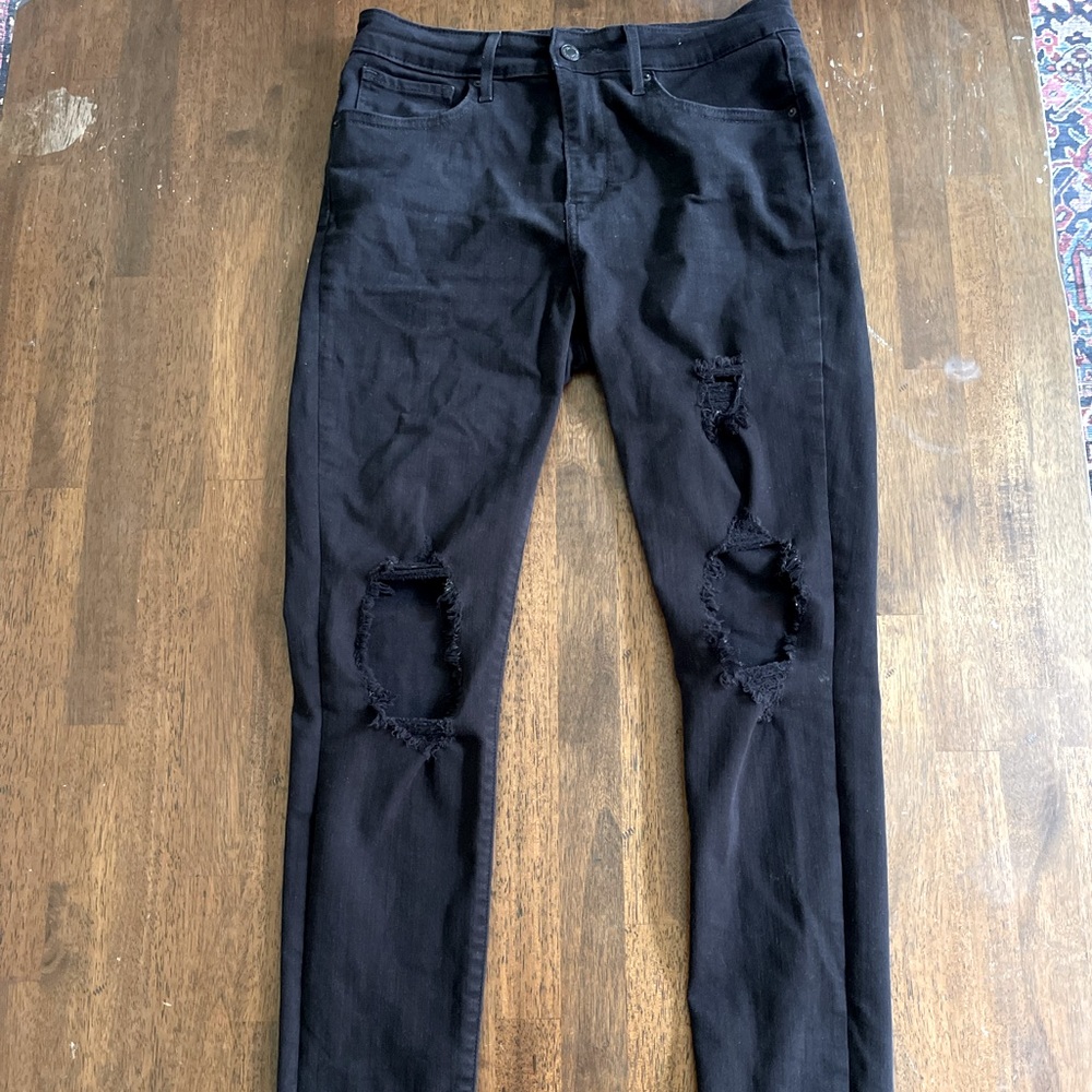 Black Levi’s 721 High Rise Skinny Distressed Jean / 29